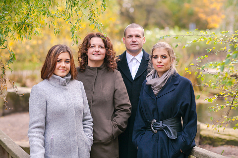 family portrait autumn outdoor fall photo shoot London Regent's park portrait  (17)